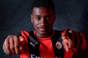 官方：米兰签下特鲁瓦20岁中卫桑昆·迪亚瓦拉 据悉转会费200万欧
